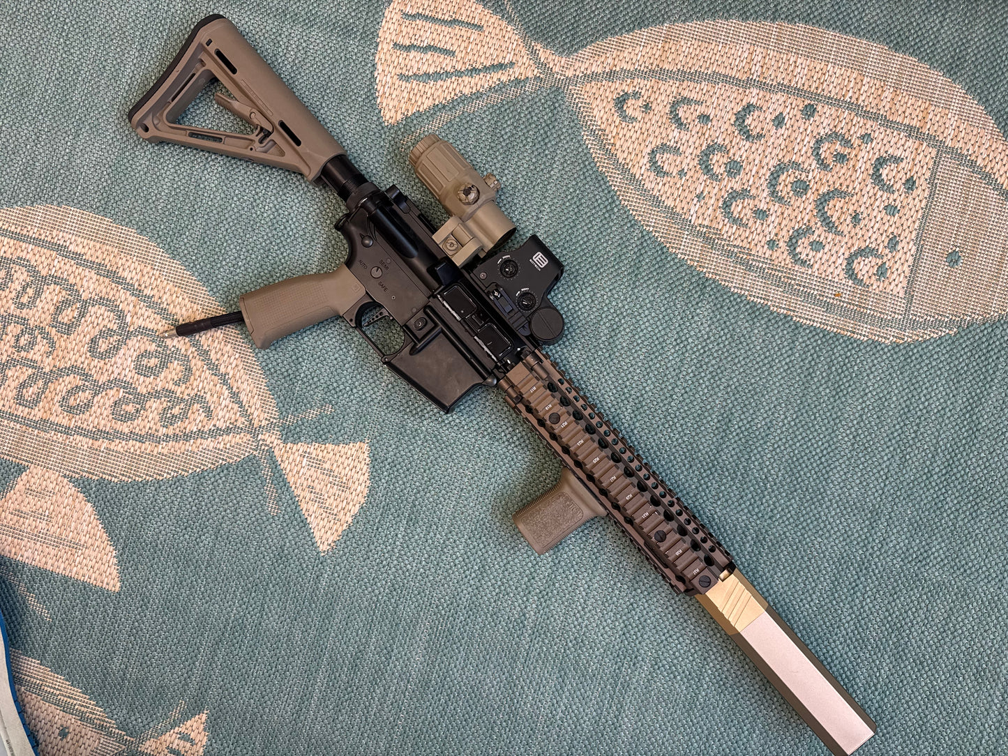 Eotech magnifier and forgrip
